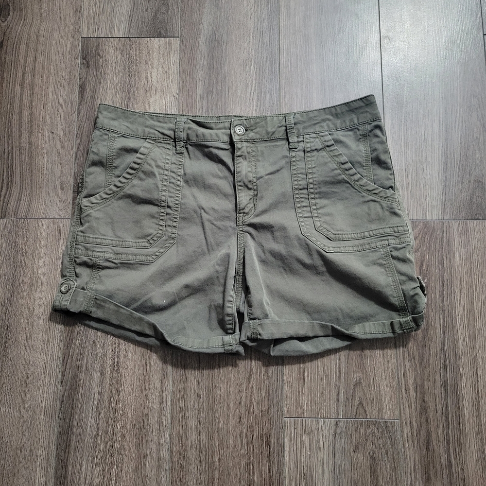 3/$30 🌟 Green Kismet Shorts